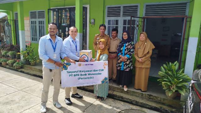 Penyerahan bantuan CSR dari Bank Wonosobo bagi warga kurang mampu di Desa Manggis